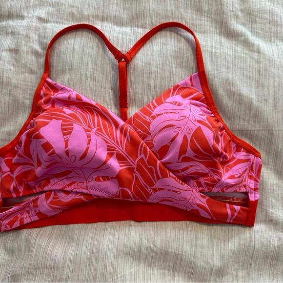 PINK Victoria’s Secret Swim to Gym Bralette - Picture 1 of 3